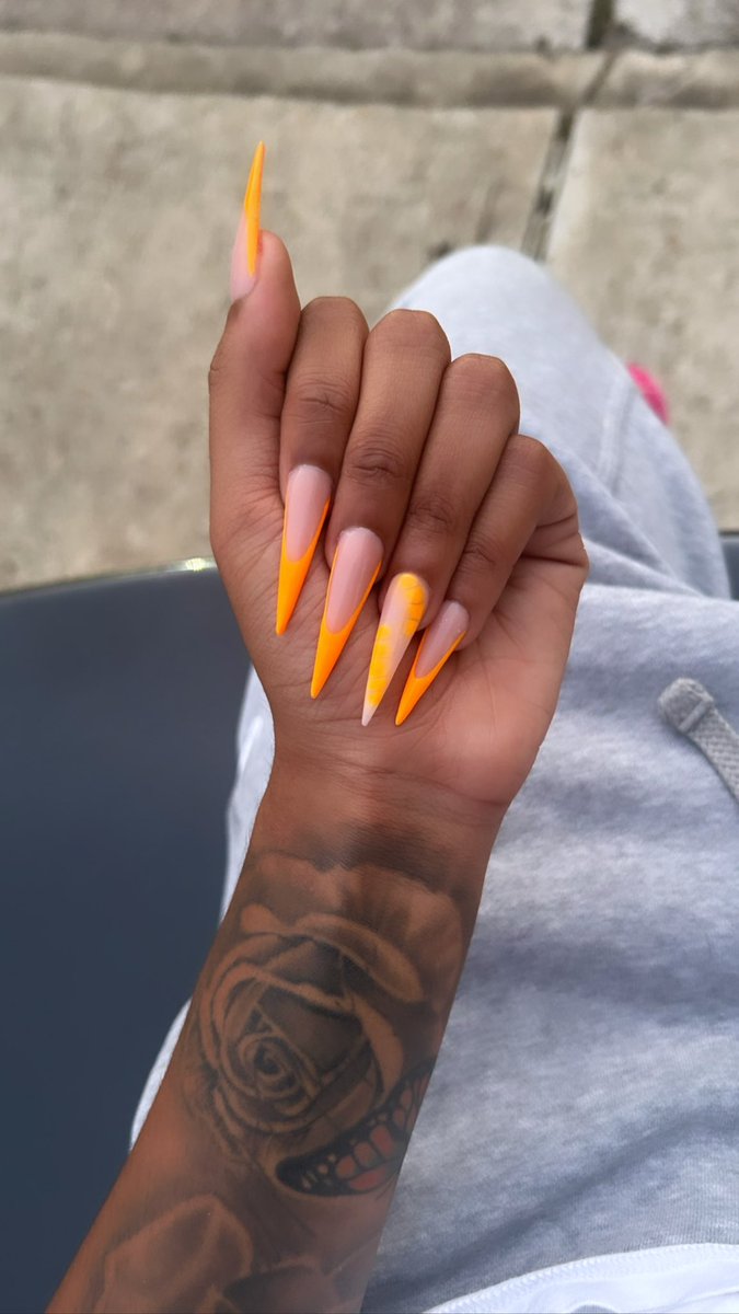 hadouk3nn's tweet photo. Just showing y’all my nails again🧡 #bookbetter https://t.co/KkTAu2B0xs