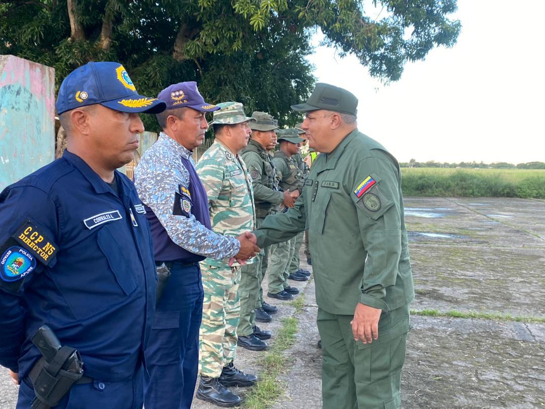 #27Jul || El MG. Lenín Ramírez, Cmdte de la REDILL, en compañía del GD. Cmdte de la #ZODIApure y el GD. Cmdte de la #91BCBH, paso revista a las instalaciones del DF-352 en Elorza Edo. Apure, llevando un saludo Revolucionario al personal militar que conforman está unidad.