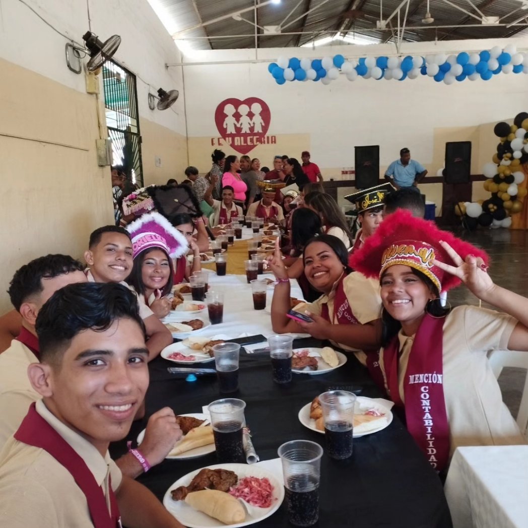 FMadrealberta's tweet photo. Llegó el día más esperado del curso escolar. Nuestros estudiantes reciben sus títulos como Técnicos medios en Contabilidad, informática y mecánica de mantenimiento ¡Felicidades! una meta lograda... a seguir construyendo una gran sociedad. 
#FelicidadSeEscribeConTigo https://t.co/Ecym5L5P2K