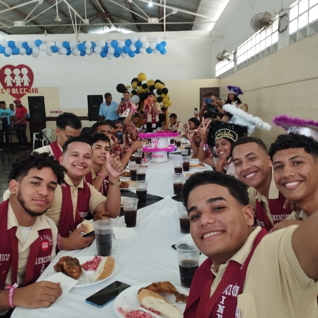 FMadrealberta's tweet photo. Llegó el día más esperado del curso escolar. Nuestros estudiantes reciben sus títulos como Técnicos medios en Contabilidad, informática y mecánica de mantenimiento ¡Felicidades! una meta lograda... a seguir construyendo una gran sociedad. 
#FelicidadSeEscribeConTigo https://t.co/Ecym5L5P2K