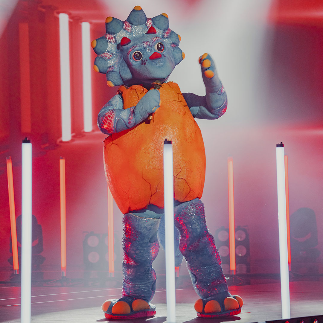 lamascarauy's tweet photo. Intento seguirte, pero no doy más porque no te quedas quieto en ningún lugar 😔 Pero ahora que estás arriba del escenario, quiero ver si te escapás 🤭 ¡Bienvenido, #BabyDino! 😁 ¡Queremos saber quién sos! #LaMáscaraUY 📺 @teledoce https://t.co/0j3CewBdaA