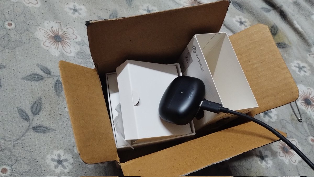 deepak1234515's tweet photo. @gonoise 
One of the worst company ever i ordered bud but not working they told me that will replace ut but again they send it same left ear buds not working.
I just appeal to everyone that BOYCOTT NOISE
#BOYCOTTNOISE https://t.co/sTzQpuAeEA