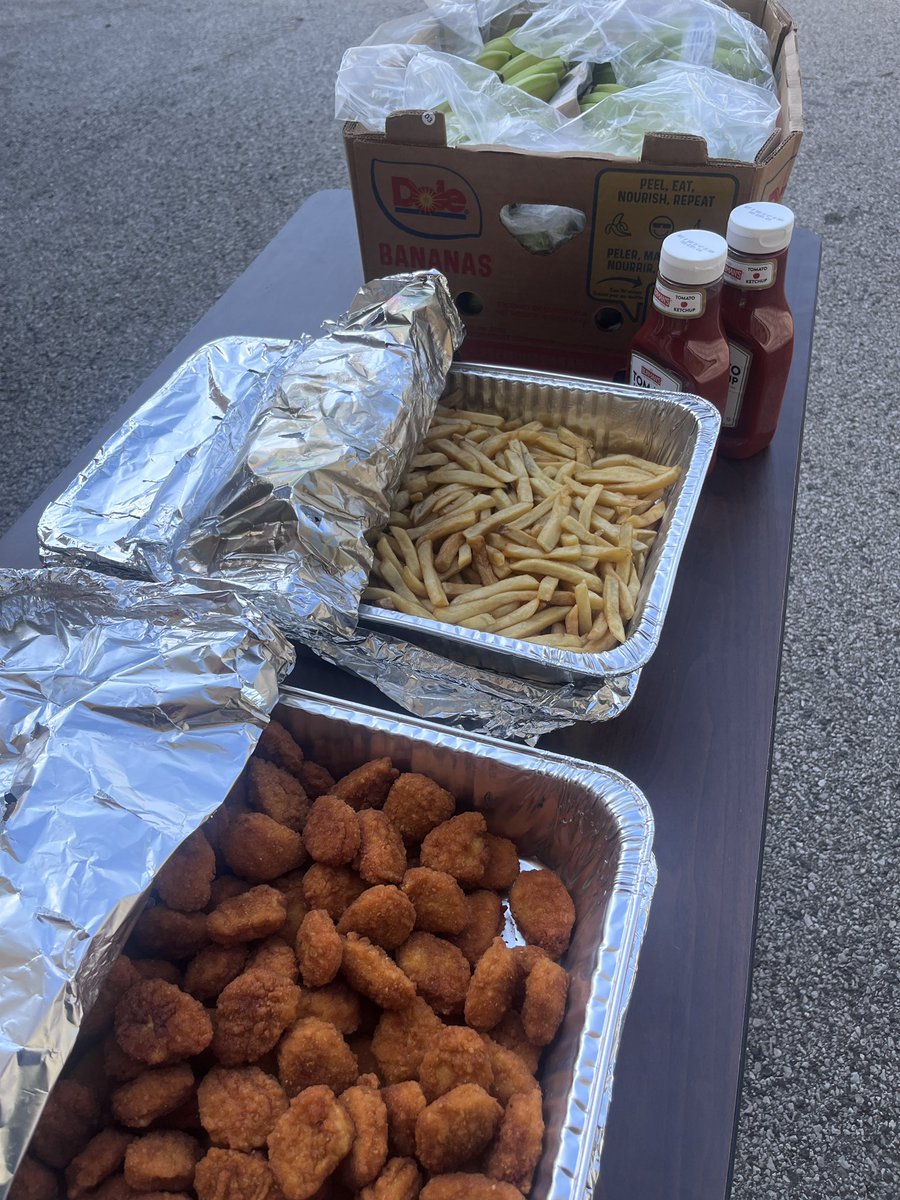McCluer_FB's tweet photo. tbh our favorite part of this off season was the effort and kindness of likeminded leaders who filled every belly after every workout — we love you Alena Malone and Food 4 Hire LLC’s Reginald Rainey. Will try to earn your generosity every single day.

#SUMMERFB | #202E #fHw https://t.co/qdrEg4ubLp