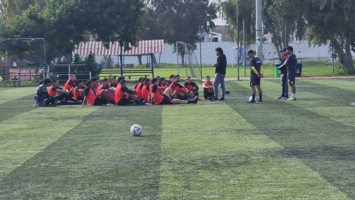 victorriveradt's tweet photo. Hay situaciones especiales que van más allá del fútbol, más allá del entrenamiento, esta mañana nuestro futbolista de Coopsol Kenyi Barrios trajo a su hijo Jeremías,quien compartió con el plantel derrochando mucho carisma y alegría con todas las personas del club.

  #Coopsol https://t.co/13XizZlm0v
