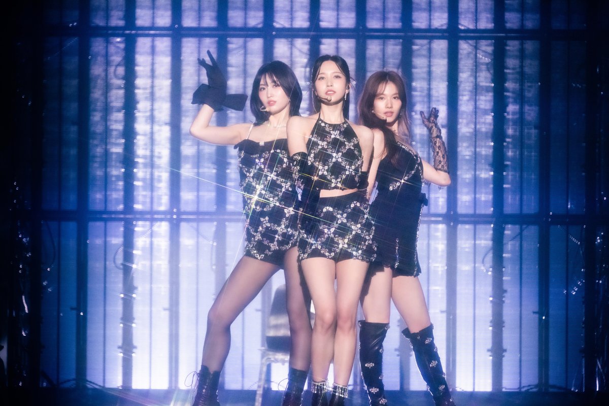 MISAMO、初ショーケースでTWICEメンバーからのサプライズに涙 ナヨンは