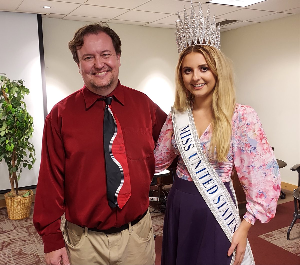 DbnHtsLibraries's tweet photo. What a pleasure to welcome Lily K. Donaldson to CK today.  She is the reigning Miss United States and she donated #books for our young readers.  #missunitedstates #beautyqueen #dearbornheights #libraries https://t.co/SGk3fPJRLn