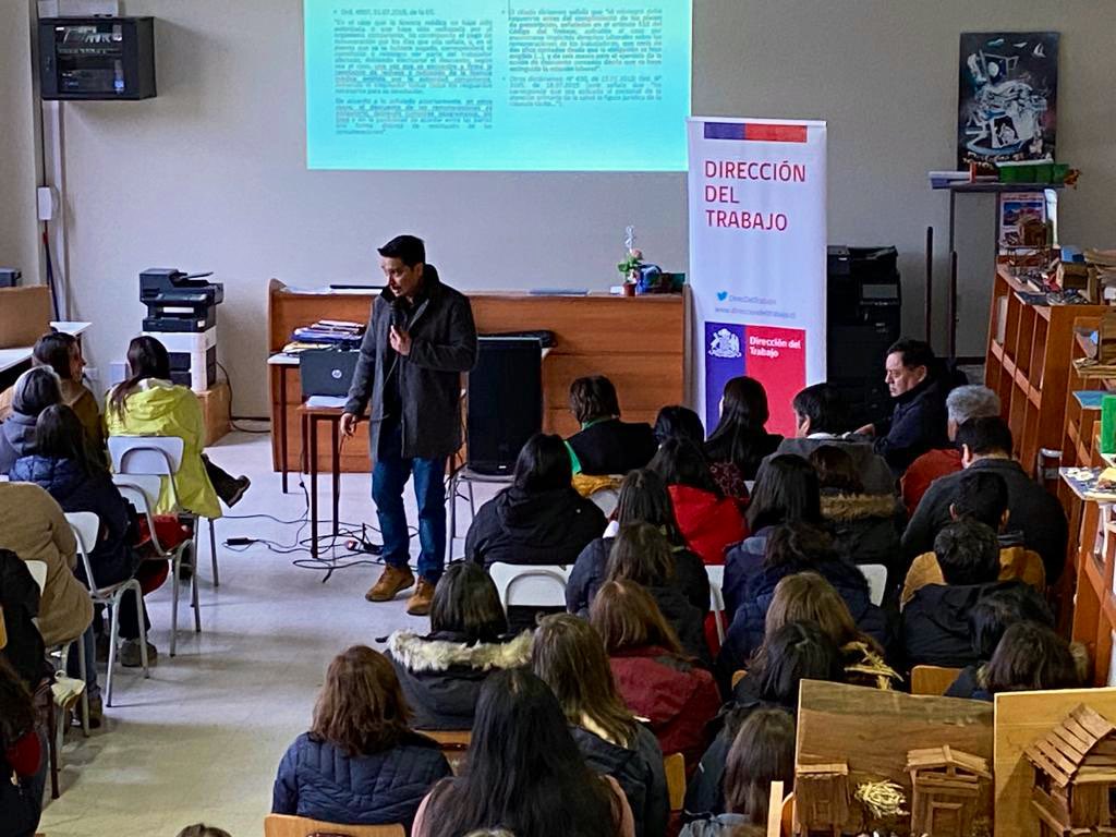 drtloslagos's tweet photo. 🧵En #CuracodeVelez el día 25/07 la #IPTCastro junto a la Corp. Municipal se realizó difusión de normativa laboral q contó con más de 100 docentes y asistentes de la educación, con la presencia de la alcaldesa, Javiera Yáñez , y el Presidente de COMPIN regional, Carlos Salinas 👉🏻 https://t.co/XRA4jV6sfg