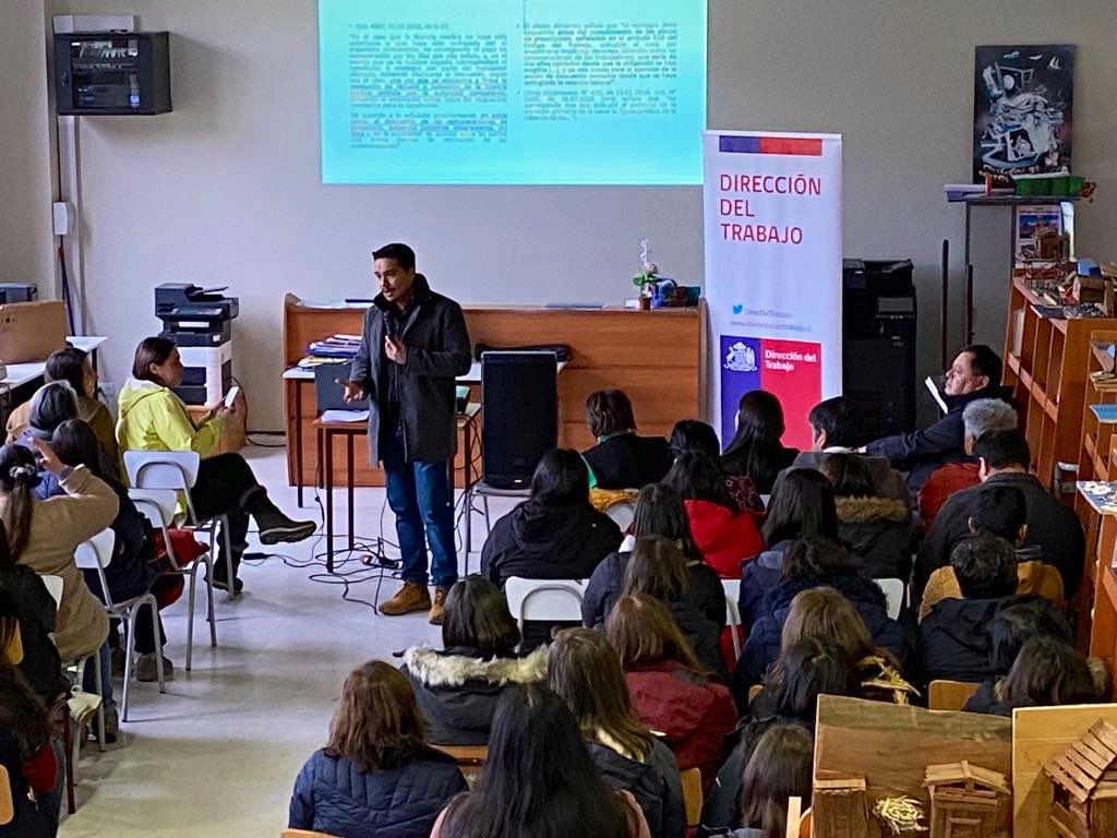 drtloslagos's tweet photo. 🧵En #CuracodeVelez el día 25/07 la #IPTCastro junto a la Corp. Municipal se realizó difusión de normativa laboral q contó con más de 100 docentes y asistentes de la educación, con la presencia de la alcaldesa, Javiera Yáñez , y el Presidente de COMPIN regional, Carlos Salinas 👉🏻 https://t.co/XRA4jV6sfg