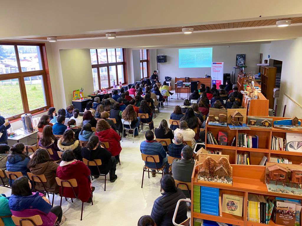 drtloslagos's tweet photo. 🧵En #CuracodeVelez el día 25/07 la #IPTCastro junto a la Corp. Municipal se realizó difusión de normativa laboral q contó con más de 100 docentes y asistentes de la educación, con la presencia de la alcaldesa, Javiera Yáñez , y el Presidente de COMPIN regional, Carlos Salinas 👉🏻 https://t.co/XRA4jV6sfg