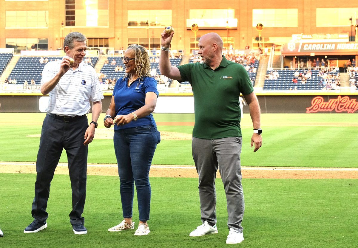 huthphoto's tweet photo. Some special @durhambulls fans join us for a Chamber night win at the DBAP.
Just #lollygagging with @RoyCooperNC @CityofDurhamNC Mayor O’Neal & all our @DurhamChamber pals.
#DurhamBulls #DurhamPhotographer
#NCPhotographer #BullCity @durhamnc #ASMPnc https://t.co/0hHrk1mpPu