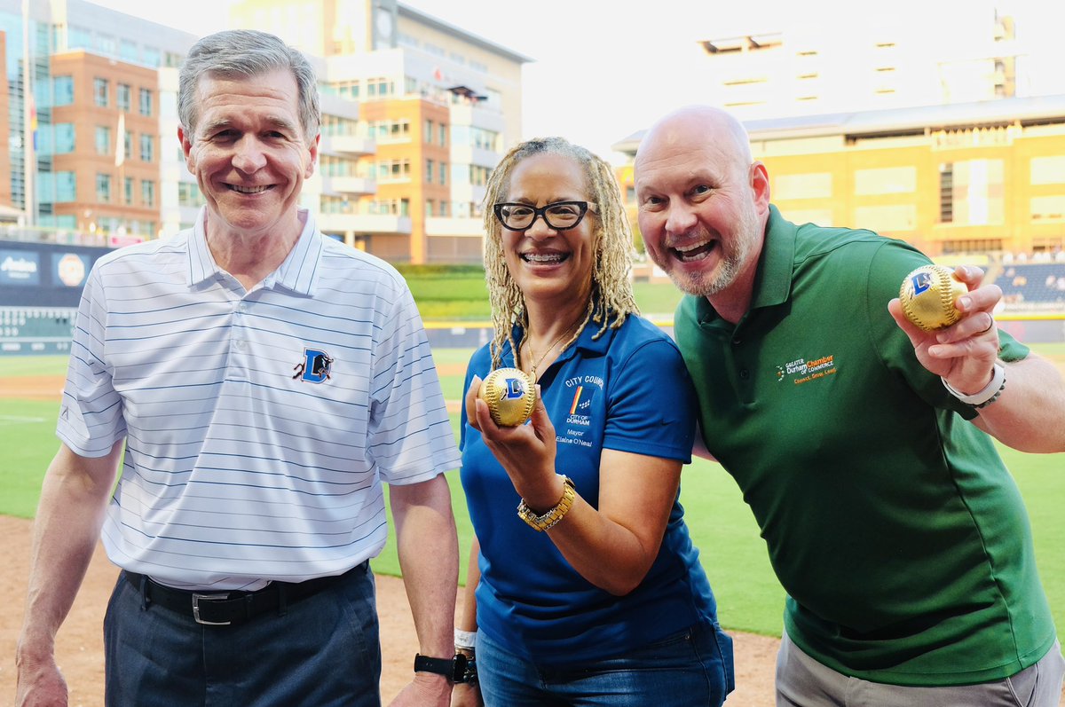 huthphoto's tweet photo. Some special @durhambulls fans join us for a Chamber night win at the DBAP.
Just #lollygagging with @RoyCooperNC @CityofDurhamNC Mayor O’Neal & all our @DurhamChamber pals.
#DurhamBulls #DurhamPhotographer
#NCPhotographer #BullCity @durhamnc #ASMPnc https://t.co/0hHrk1mpPu