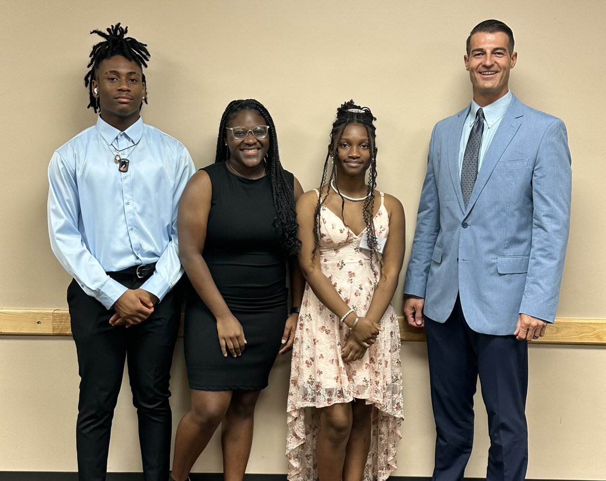 Bulldogs_WCHS's tweet photo. Krislyn, Nya, and Leslie did a great job and had a wonderful time representing WCHS at the Louisiana Youth Seminar last week. #Road2Success #MovingForward #BulldogsExcel https://t.co/HnNpdb2CGr