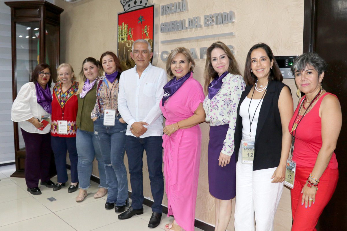 La #Colectiva <a href="/50mas1Chiapas/">50+1 Chiapas</a> se reúne con el fiscal #OlafGómezHernández. Se plantea la colaboración para una #AgendaDeGénero estatal. La #FGEChiapas se compromete al trabajo coordinado con las colectivas. <a href="/trurin/">Claudia Trujillo R</a>  <a href="/mariqueta/">maria enriqueta</a>  <a href="/nenaorantes/">María Elena Orantes</a>
