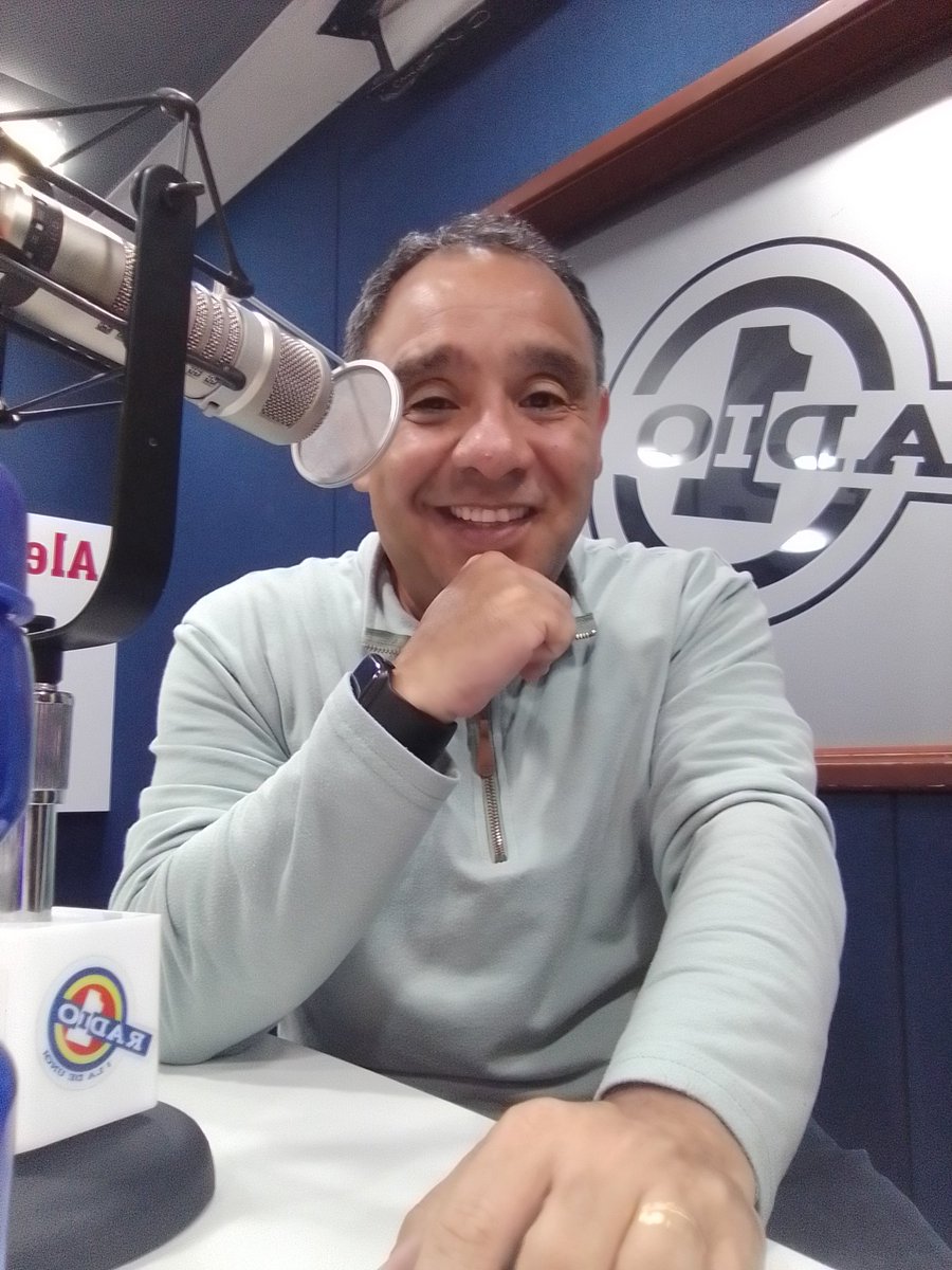 ricardodejota's tweet photo. Trabajando ando en donde ?? Claro en @radiounobogota #subilesubile https://t.co/ff0PWFV8ms