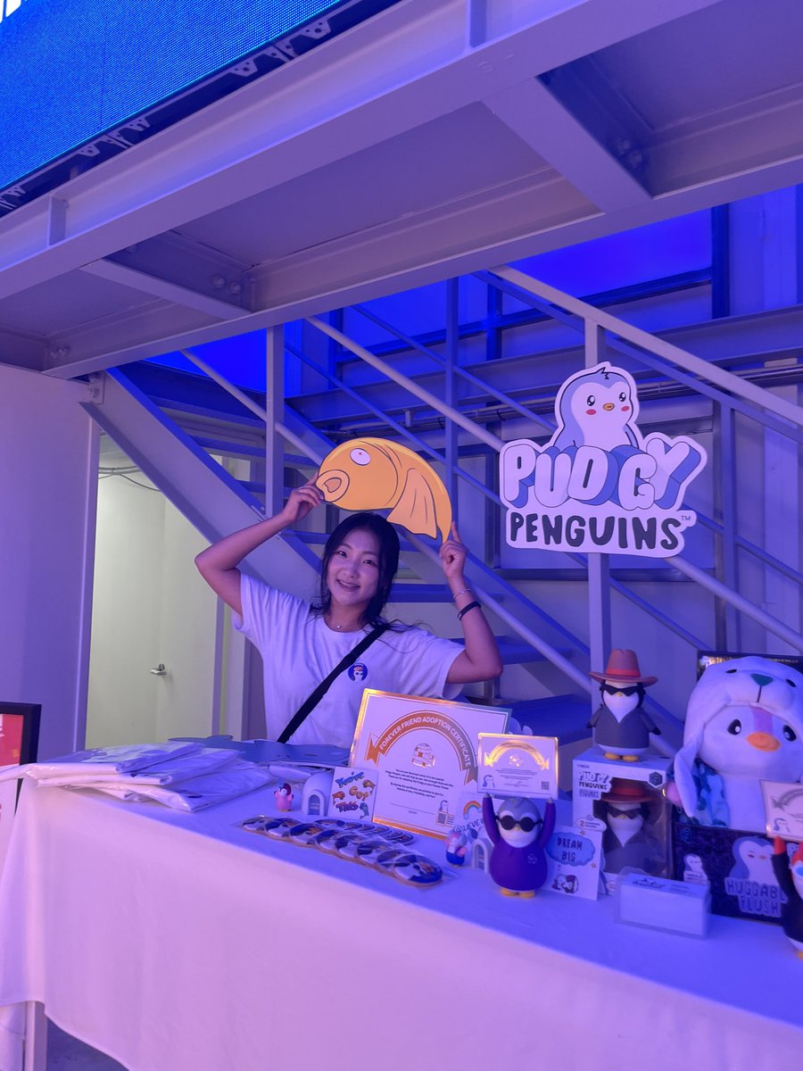 PudgyKorea's tweet photo. 퍼지펭귄스 @PudgyKorea at @hellonft_live !!! 🐧🇰🇷🩷

Take a photo of these cute Pudgys! 
Number #1 selling toys in Amazon☝🏻

많이 놀러오시구 퍼지 타임 함께해요!💕
@sookhwangeth @jiwoo_jun https://t.co/49me7r9Usj