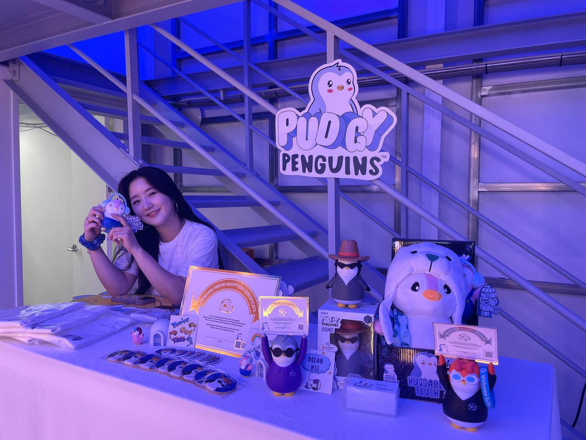 PudgyKorea's tweet photo. 퍼지펭귄스 @PudgyKorea at @hellonft_live !!! 🐧🇰🇷🩷

Take a photo of these cute Pudgys! 
Number #1 selling toys in Amazon☝🏻

많이 놀러오시구 퍼지 타임 함께해요!💕
@sookhwangeth @jiwoo_jun https://t.co/49me7r9Usj