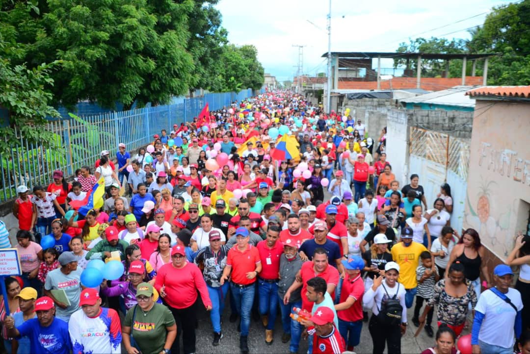 NicolasMaduro's tweet photo. ¡Qué alegría ver al pueblo luchador de Sabana de Parra, municipio José Antonio Páez del estado Yaracuy, demostrando su amor por la Patria! En ustedes, mujeres y hombres, confío plenamente, por su gallardía y patriotismo. ¡Vamos juntos y juntas por un futuro de grandeza! https://t.co/6uEoqptpxt