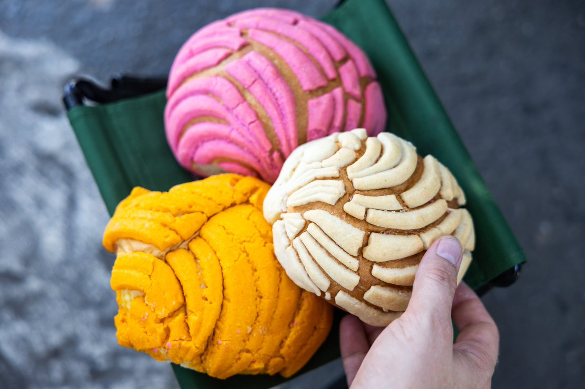 bdelossantos1's tweet photo. Finally got to publish something about my fave pan dulce in the world. Also got to do it with my fave food connoisseur @gabchabran! 

Check out the latest #HowtoLA episode where we take you into the multiverse of conchas

 🎧 https://t.co/iKtkXEcqF2 https://t.co/d4ZHEfJGO3