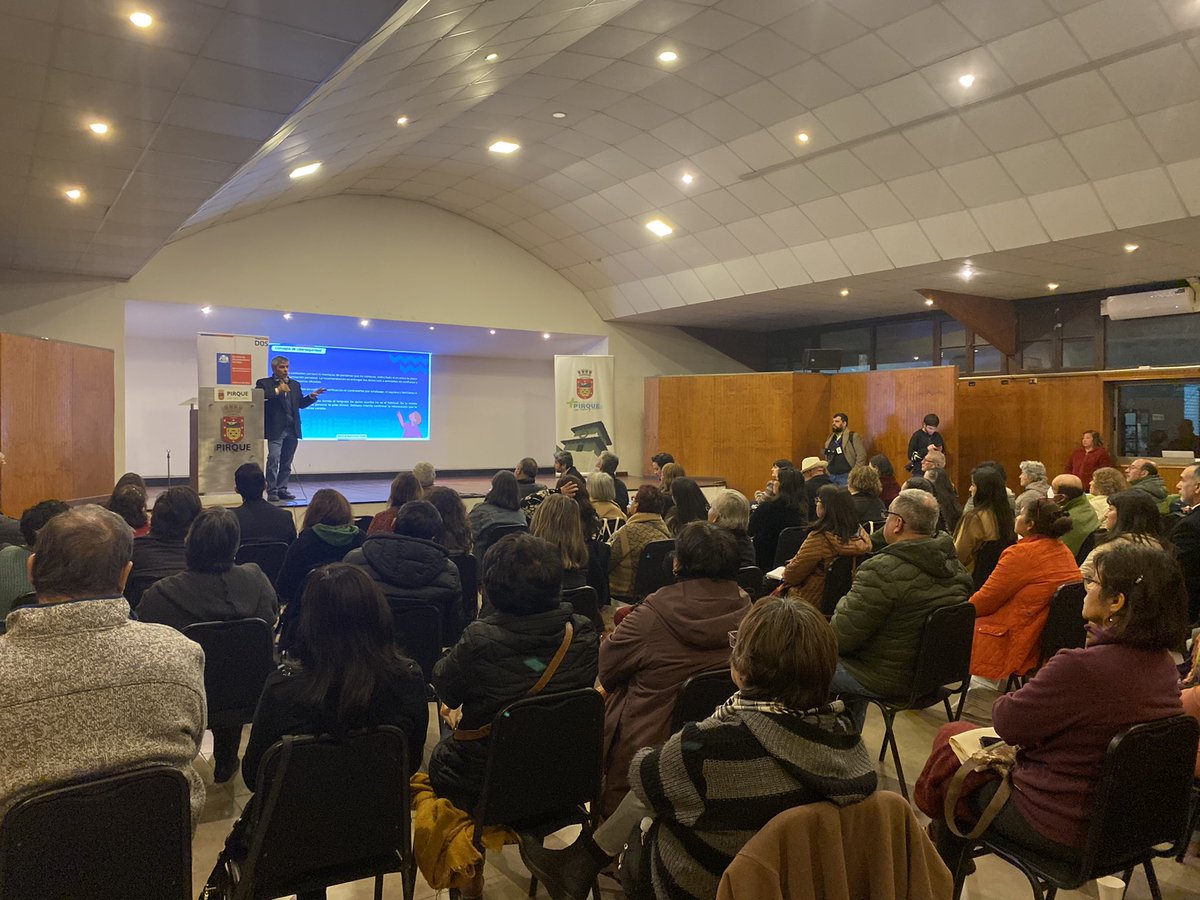 subtel_chile's tweet image. 📍Iniciamos los Diálogos Ciudadanos Brecha Digital Cero en #Pirque

Junto al director de la DOS, @IgnacioAchurra, el alcalde @escuderojaime y vecinos de Pirque, el subse @claudioarayasm presentó los diferentes proyectos que impulsa Subtel para tener un #ChileMejorConectado.