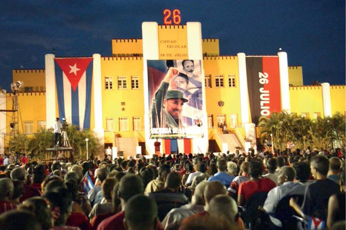 #Fidel:"La gran lección del #26deJulio es la importancia de las masas en la lucha, la importancia del pueblo en la lucha revolucionaria, el valor de la constancia y la perseverancia en el esfuerzo. ¡No desalentarse ante ningún revés, ante ninguna dificultad!". #70Moncada
