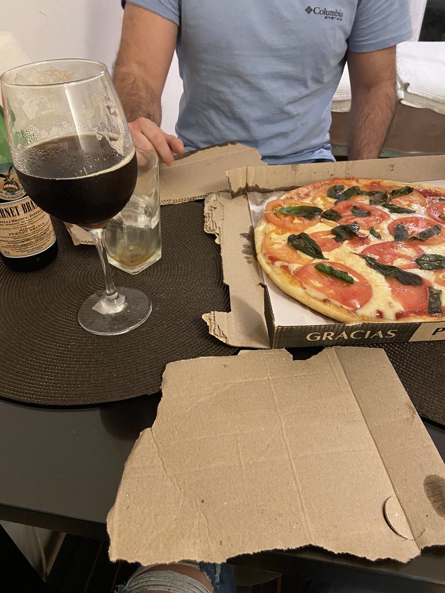 __agussttinaa's tweet image. No quiso ensuciar un plato Y CORTO EL CARTÓN DE LA PIZZA