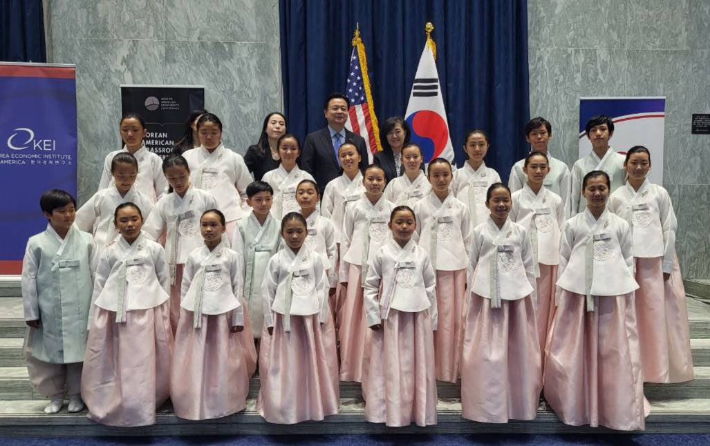 RokEmbDC's tweet photo. We honor the brave heroes who fought in the Korean War, commemorating the #ArmisticeAgreement and celebrating 70 years of the #ROKUS alliance. 🇺🇸🇰🇷 A heartfelt ceremony at @congressdotgov and the Korean War Veterans Memorial (@KWVMF1) reminded us of their sacrifice. https://t.co/PNVW1t4jI3