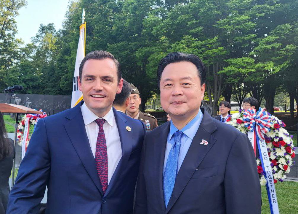 RokEmbDC's tweet photo. We honor the brave heroes who fought in the Korean War, commemorating the #ArmisticeAgreement and celebrating 70 years of the #ROKUS alliance. 🇺🇸🇰🇷 A heartfelt ceremony at @congressdotgov and the Korean War Veterans Memorial (@KWVMF1) reminded us of their sacrifice. https://t.co/PNVW1t4jI3