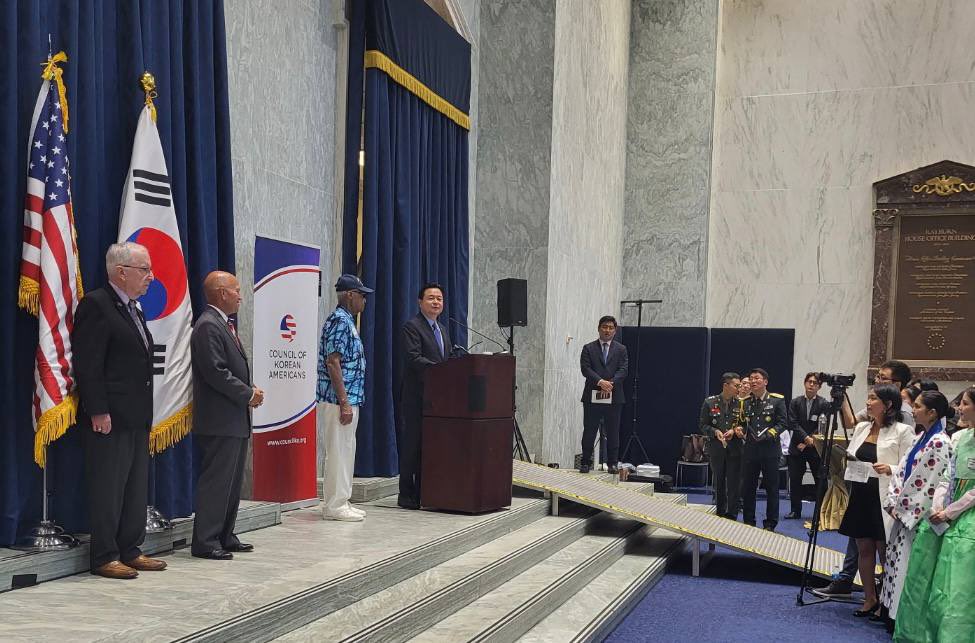 RokEmbDC's tweet photo. We honor the brave heroes who fought in the Korean War, commemorating the #ArmisticeAgreement and celebrating 70 years of the #ROKUS alliance. 🇺🇸🇰🇷 A heartfelt ceremony at @congressdotgov and the Korean War Veterans Memorial (@KWVMF1) reminded us of their sacrifice. https://t.co/PNVW1t4jI3