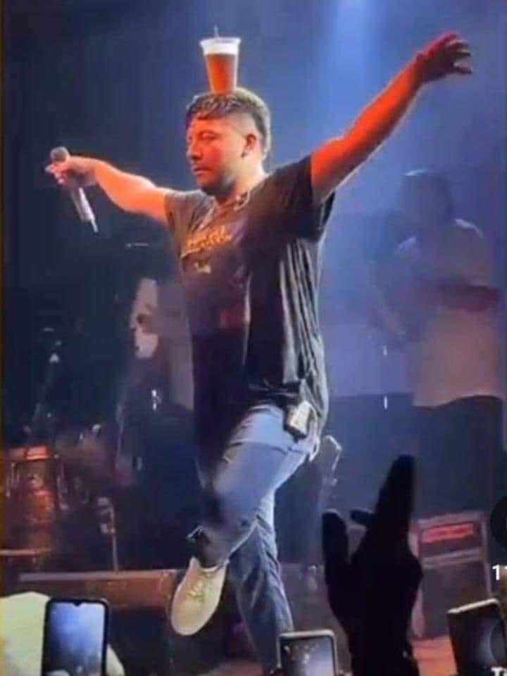 –Solo un rato nomas porqué mañana trabajo.

–Yo, a las 4 de la mañana: