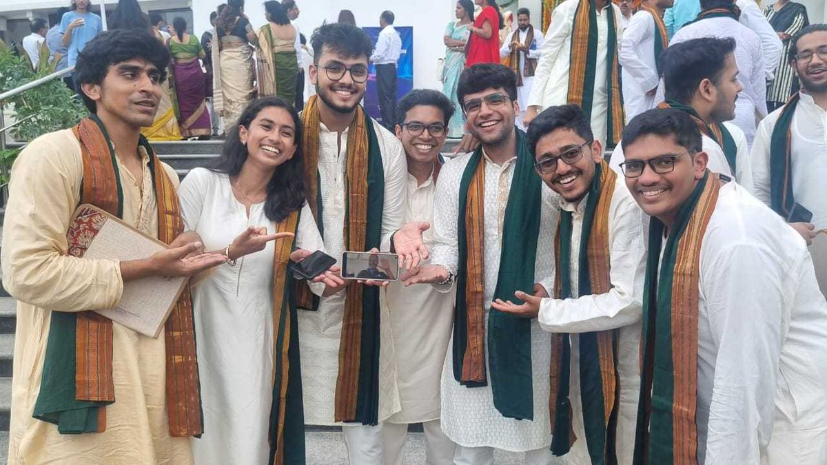 ponguru's tweet photo. 🎓🎓 #Precogs #Classof2023 #Convocation #IIITHturns25 #PrecogsRock #ProudAdvisor 🎓🎓 Joined online, see the 📷 pic with phone 📱. https://t.co/dgEilrSCdq
