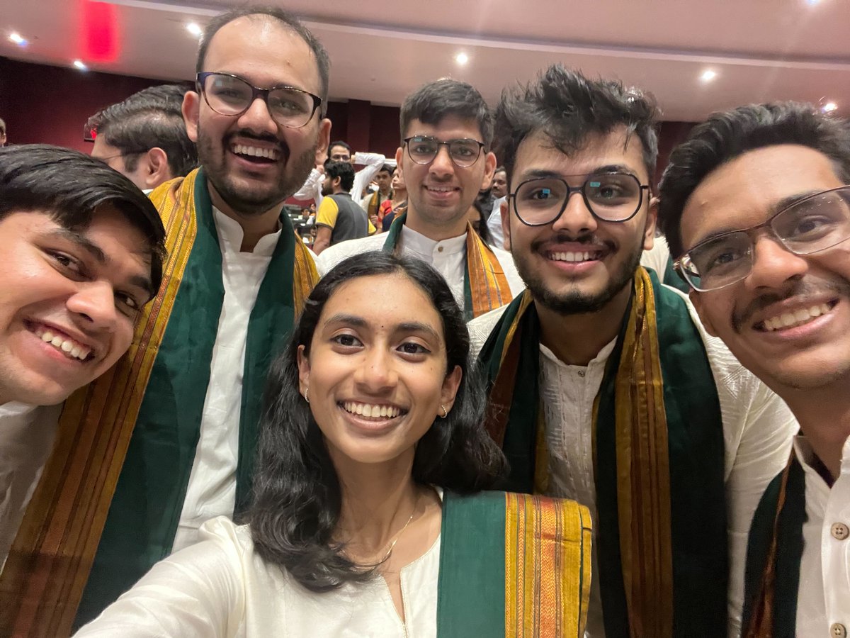 ponguru's tweet photo. 🎓🎓 #Precogs #Classof2023 #Convocation #IIITHturns25 #PrecogsRock #ProudAdvisor 🎓🎓 Joined online, see the 📷 pic with phone 📱. https://t.co/dgEilrSCdq