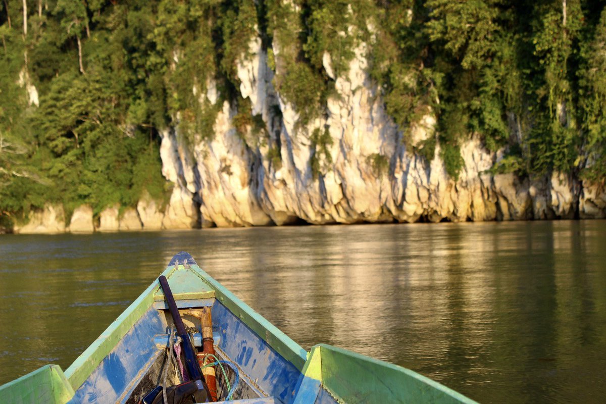 juhriSL's tweet photo. Traveled from the Indigenous Dayak Long Lanuk village to Nyapa Indah by the Kelay river (w/ Ketinting). We made a stop at Batu Belah. #Berau #Borneo https://t.co/ytbvYtUA3E