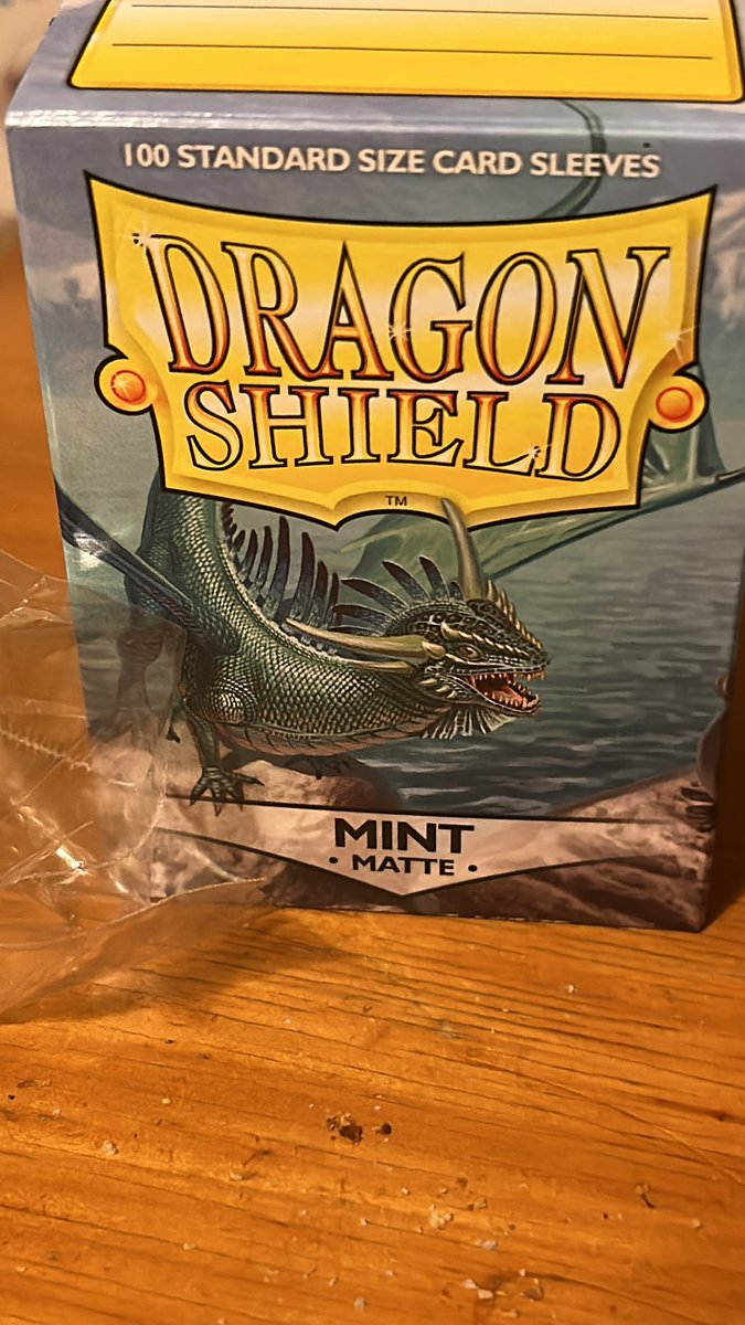 JCS117's tweet image. Had a first batch of sleeves that broke after one night of play. Now i bought a new batch that out of the box is so bent. Not sure if bad luck or I’m in that 1% chance of defective  @DragonShield_ product #MTGProblems #AnyTips