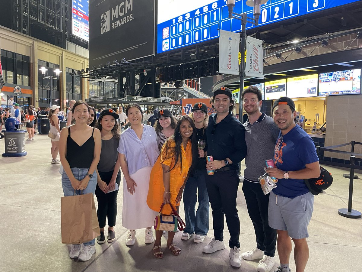 TaylnAygn's tweet photo. Great night with #eyinterns! Having a blast, cheering on @Mets and making great memories together! @EY_US ⚾ 🤙 https://t.co/s4W7qfJQlM
