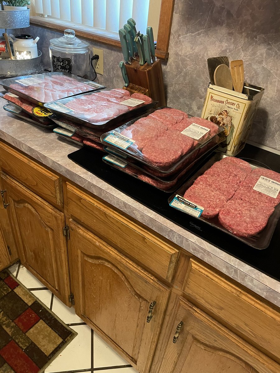 Grumpy5090's tweet photo. Let’s feed these athletes! #welcomeback #poolparty #coloradocitywolves https://t.co/mJTJnuBwJl