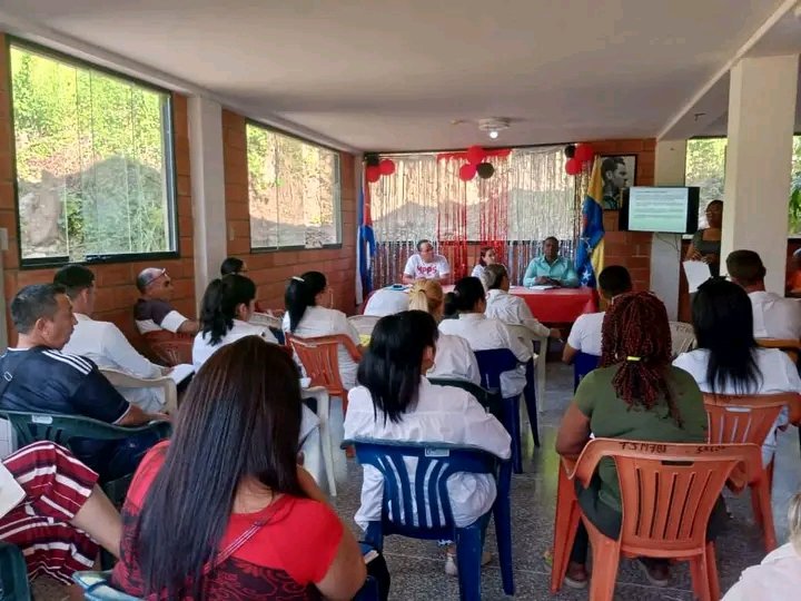 TrinidadAnilda's tweet photo. 🇨🇺💯🥰🤗
Misión Médica Cubana, Estado Trujillo. 🇨🇺🇻🇪
Analizan el cumplimiento d los objetivos d trabajo dl semestre con los jefes d CDI dl estado y c trazan las proyecciones para el segundo semestre junto a otros temas d interés.
#Cubacooperaven
#CubaMINSAP https://t.co/m581XhxVHQ