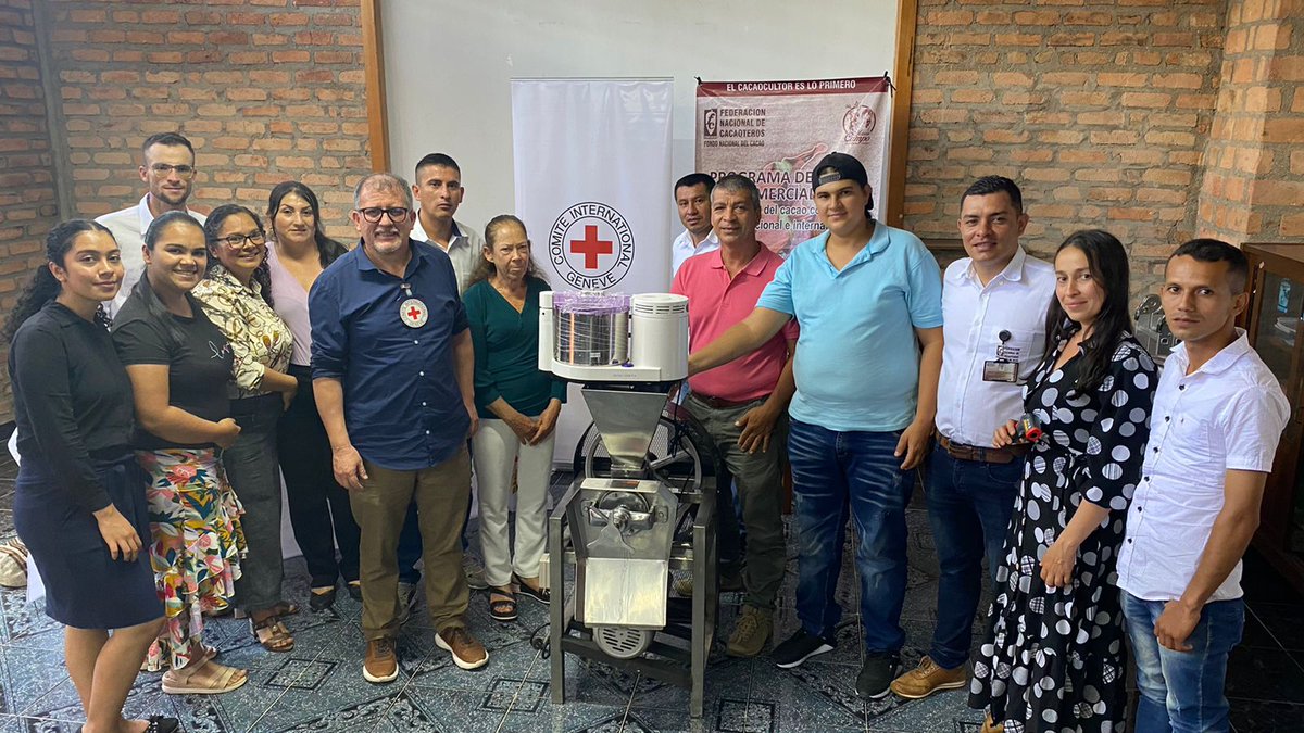 layton_06's tweet photo. Con éxito se entregan equipos a la asociación DERIBA CHOCOLATE. En el municipio de Teorama en el marco del proyecto CICR-FEDECACAO
#cacao 
#fedecacao 
#Teorama
#CICR https://t.co/e8XtAiKXK7