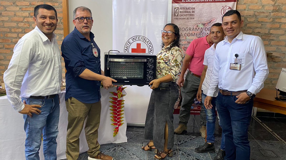 layton_06's tweet photo. Con éxito se entregan equipos a la asociación DERIBA CHOCOLATE. En el municipio de Teorama en el marco del proyecto CICR-FEDECACAO
#cacao 
#fedecacao 
#Teorama
#CICR https://t.co/e8XtAiKXK7