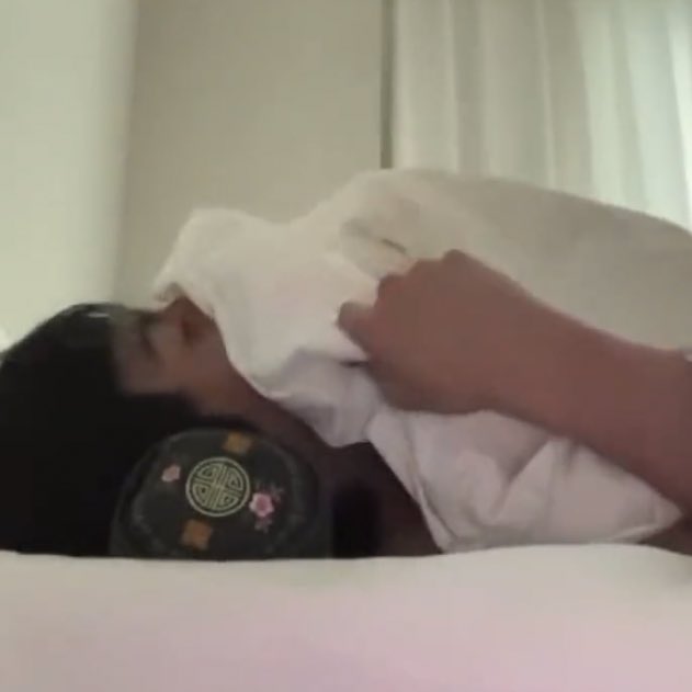 ไม่มีอะไรจะน่ารักไปกว่าหมอนจิ๋วของน้องกุกและ 555555555 ไม่ไหว ก้ามบะเอ้กแต่นอนหนุนหมอนจิ๋วปักลายดอกไม้