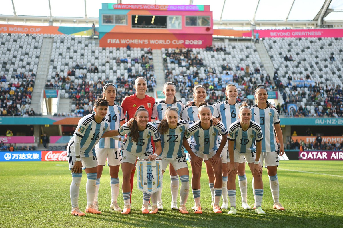 ezelouzau's tweet photo. Más que nunca hay que estar con la selección Argentina 🇦🇷🇦🇷🇦🇷Femenina ,tenemos que estar todos mirando el partido ante #Suecia que es el martes 2 de Agosto a la 4 de la mañana!!!  @Mayratubio8 @jonathancazal @aleyanez1991 @ramirodabbieri @GoldeororadioOK https://t.co/VtJCNVOjSC