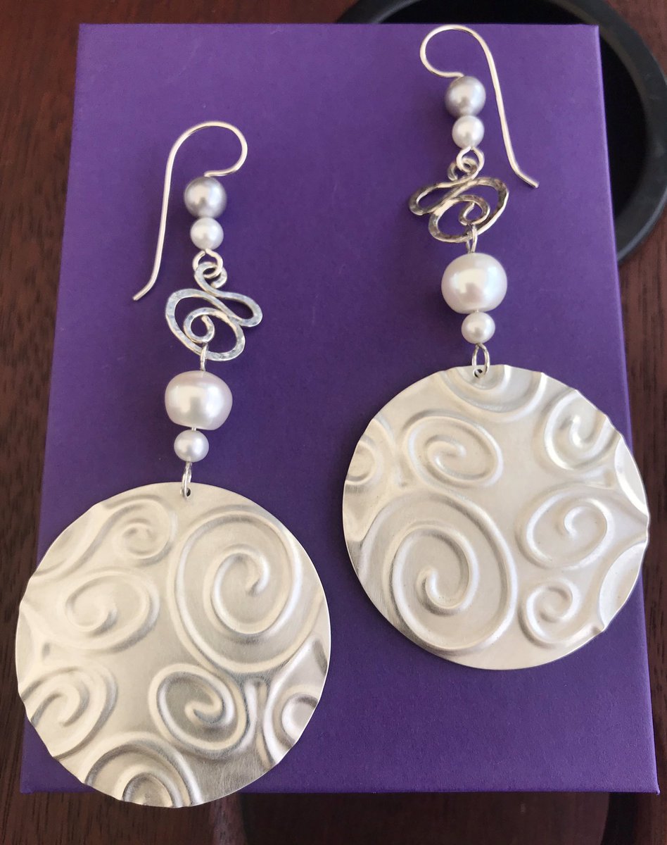 sscalise88's tweet photo. OMG I Live all of @kortomomolu ‘s Earrings! They are alway fantastic!
I wish I could give her a Pair of MY Earrings and that She would Wear them!
#DesignerKorto is a Brilliant #FashionICON !! @ProjectRunway #ProjectRunway #PRAllStar #ProjectRunwayAllStars https://t.co/sNj1TRpUOf