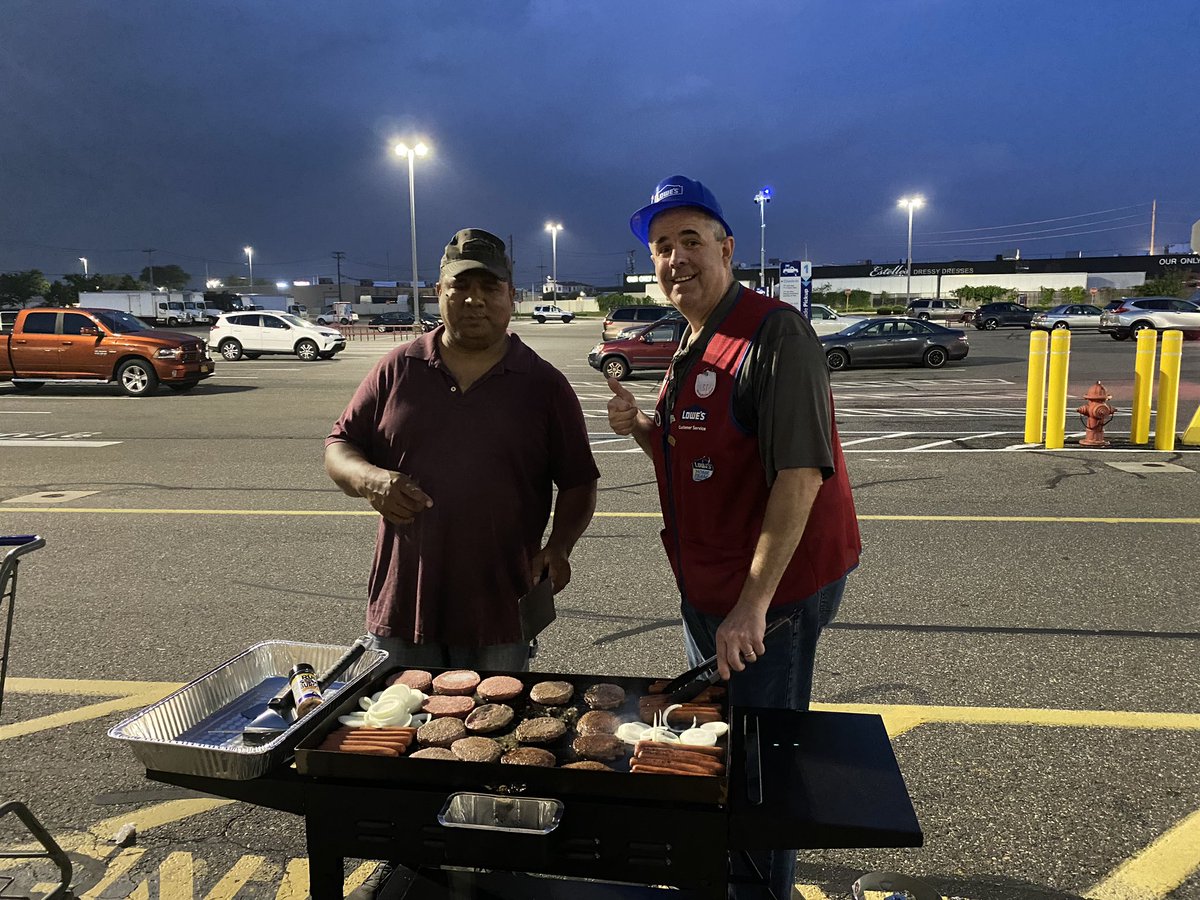 forrest1917's tweet photo. Tonight at the FARMINGDALE Lowe’s we thank the BEST nightcrew out there with an evening bbq #packoutmonsters #simsit @l_abbatecola @erick_marrero11 @TweetUsR30 https://t.co/IBK8Welk5b