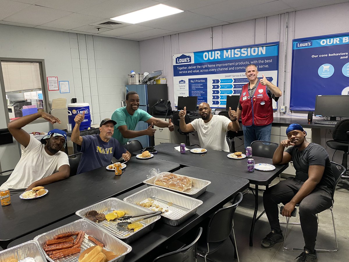 forrest1917's tweet photo. Tonight at the FARMINGDALE Lowe’s we thank the BEST nightcrew out there with an evening bbq #packoutmonsters #simsit @l_abbatecola @erick_marrero11 @TweetUsR30 https://t.co/IBK8Welk5b