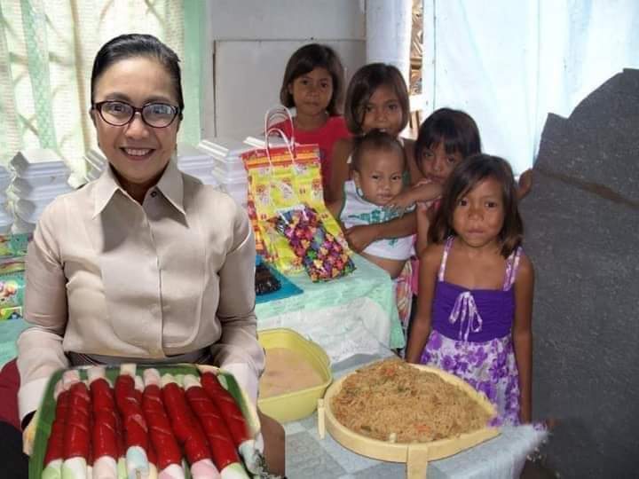 LengQuisquino's tweet photo. thank you for cuming to my 18th birthday mga ateh kooohh! salamat @lenirobredo @selenagomez @arianagrande love u mga bess!! https://t.co/VnlcT1zGBN