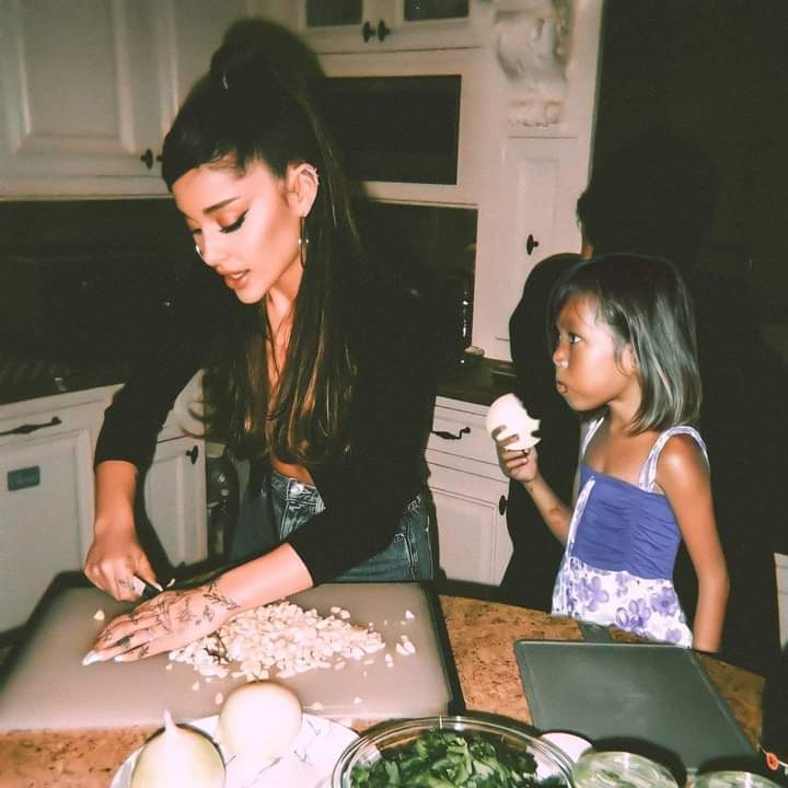 LengQuisquino's tweet photo. thank you for cuming to my 18th birthday mga ateh kooohh! salamat @lenirobredo @selenagomez @arianagrande love u mga bess!! https://t.co/VnlcT1zGBN