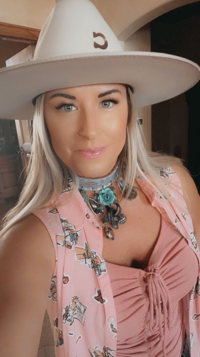 jonigladbach's tweet photo. #country #cowboyhat https://t.co/pZCfZQmJiO
