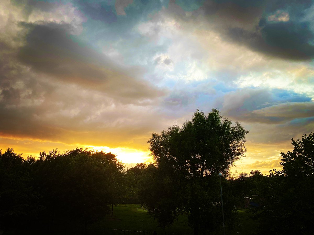 Sneh_Kindness's tweet photo. When you see someone struggling to get through darkness, be a light they need- not a judge

#PostiveQuote #Friday #Motivation #Clouds #Light #Sunset #Sunlight https://t.co/bjcw8iSwxT