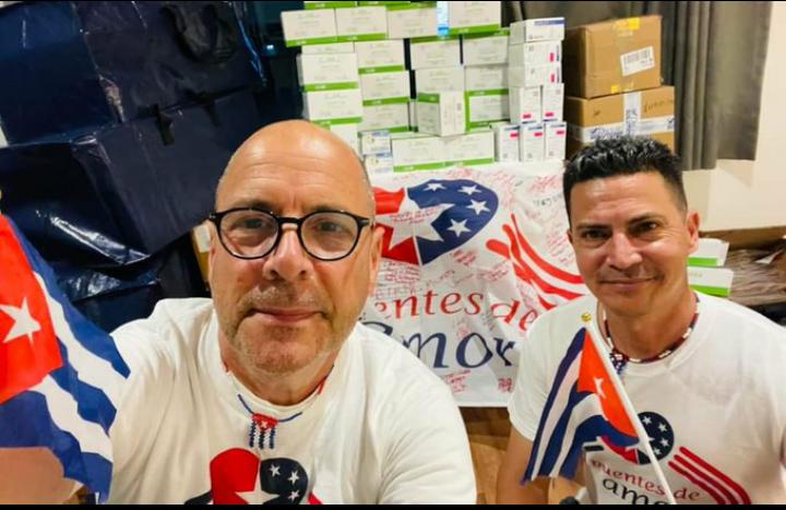 Aquí están de nuevo los amigo de #Cuba regalando amor.
Gracias <a href="/Puentesdeamor1/">Puentes de amor</a> 

#CubaNoEstáSola
#DeZurdaTeam
#MiMóvilEsPatria