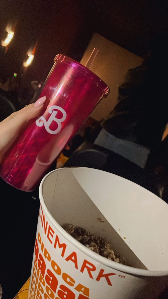 dsp_deborah's tweet photo. Eu nem acreditei pq na não estavam vendendo mais no cinema https://t.co/zaaUbn0NlI