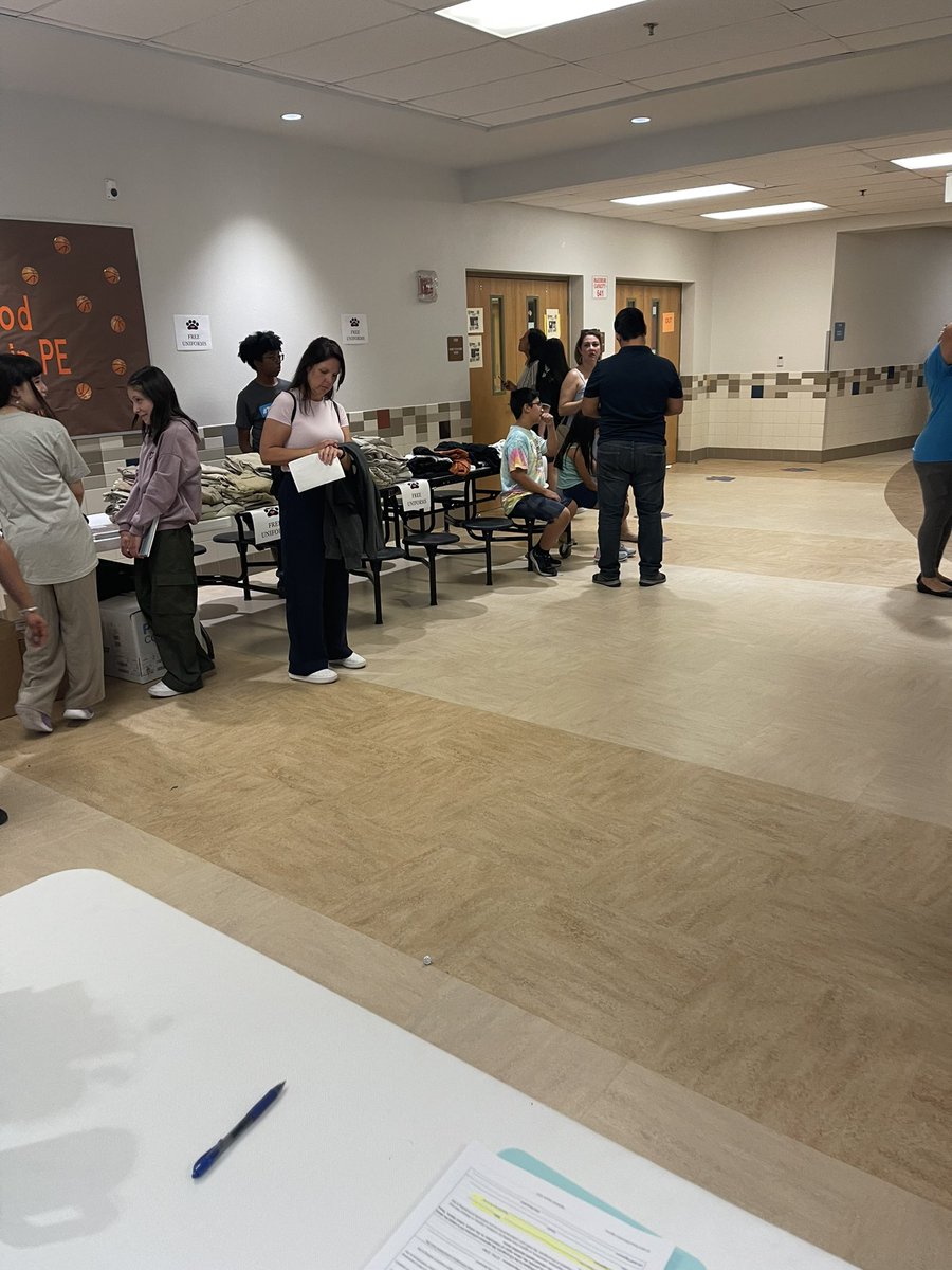 sduffy_sisd's tweet photo. It was a full house @Puentes_MS for our “Walk Your Bobcat Trail Night.” We are so excited to welcome our bobcats! https://t.co/xxWPgGrZ0q